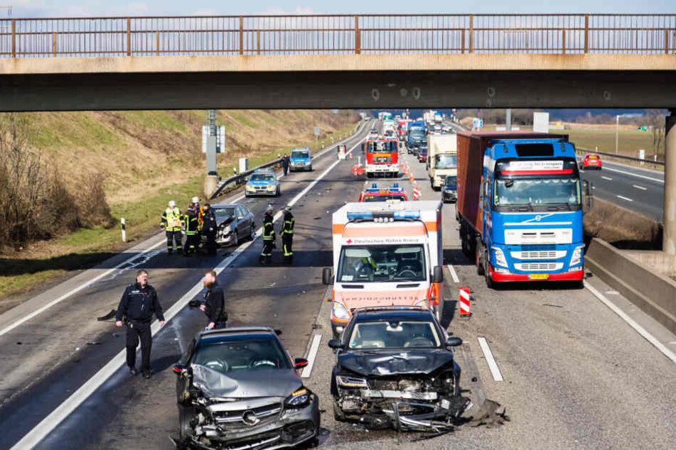 Auf der A5 krachte es mehrfach - auf beiden Fahrstreifen.