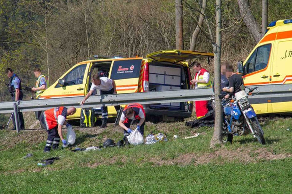 Der Motorradfahrer war gegen die Leitplanke gefahren.