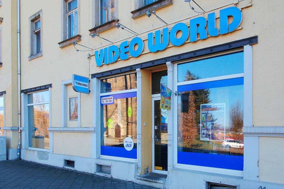 Die "Video World" in Löbtau buhlt mit guter Beratung, Naschwerk und Getränken für den Filmabend um Kundschaft.