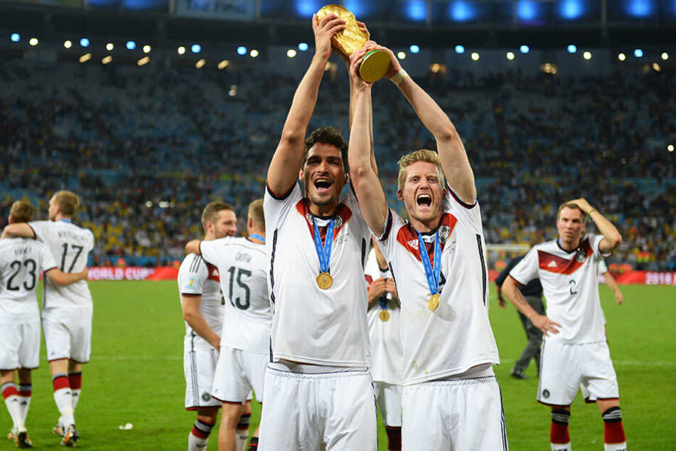 Legendär: André Schürrle (vorne-rechts) bereitete bei der WM 2014 im Finale gegen Argentinien das Siegtor von Mario Götze vor. Hier hält er die begehrteste Fußballtrophäe der Welt gemeinsam mit Mats Hummels in die Höhe.