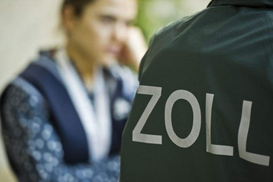 Zollbeamte entdeckten bei Kontrollen im Saalekreis 30 osteuropäische Beschäftigte ohne gültiges Visum. (Symbolbild)
