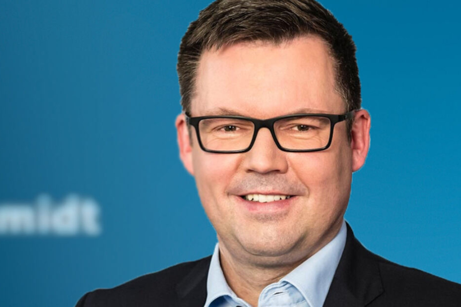 Mario Schmidt (44, CDU) präsentiert eine Lösung für das Parkproblem.