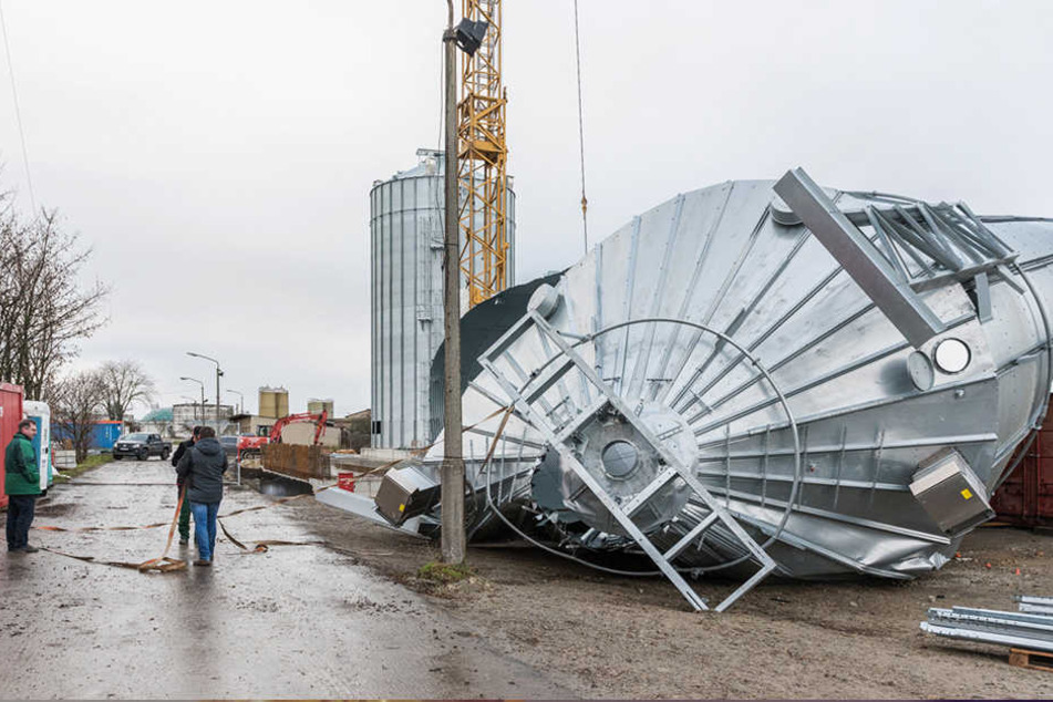 In Thüringen riss der Sturm ein Silo für Getreide um.