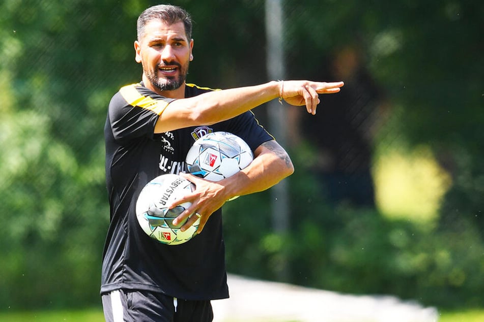 Dynamo-Coach Cristian Fiel bei der Arbeit auf dem Trainingsplatz.