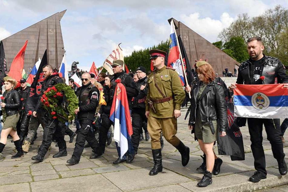 Die Rocker legten am Ehrenmal im Treptower Park einen Kranz nieder.