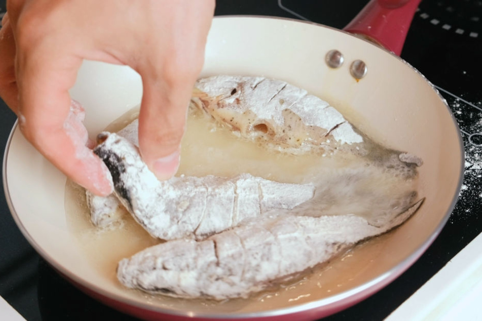 Die Dämpfe vom Fischbraten löste eine allergische Reaktion bei dem Jungen aus. (Symbolbild)