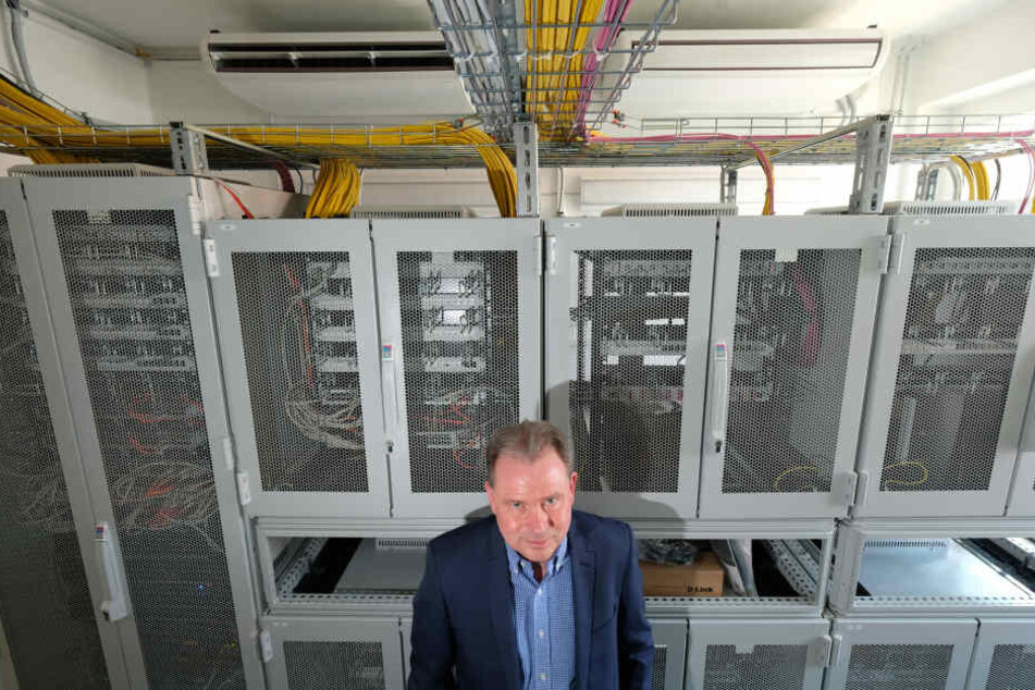 Ulf Lehmann, Chef des Gemeinsamen Kompetenz- und Dienstleistungszentrums (GKDZ), in einem Serverraum am Leipziger Standort der Bereitschaftspolizei.