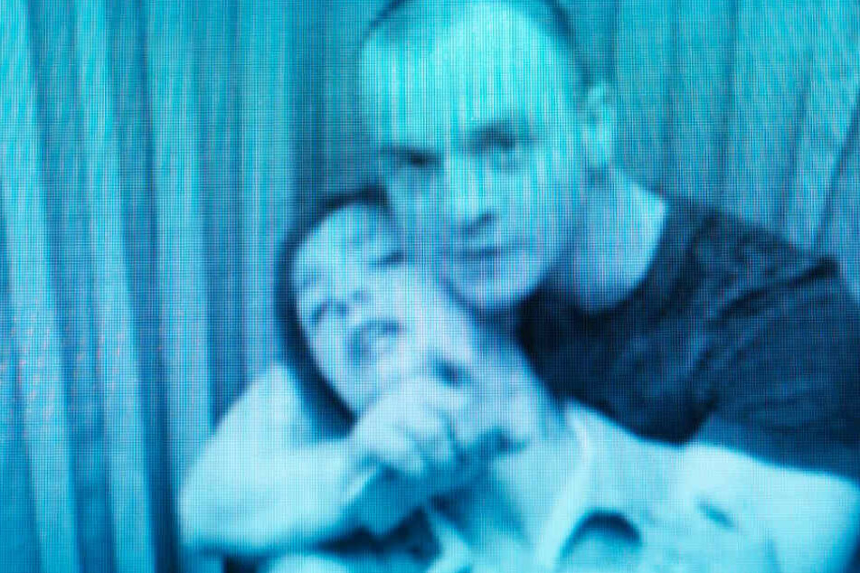 Gökce (Aylin Tezel) wird von Terrorist Daniel (r., Paul Wollin) als Geisel genommen.