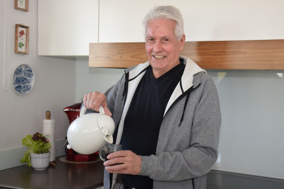 Der 74-Jährige schenkt sich in seiner Küche einen Tee ein.