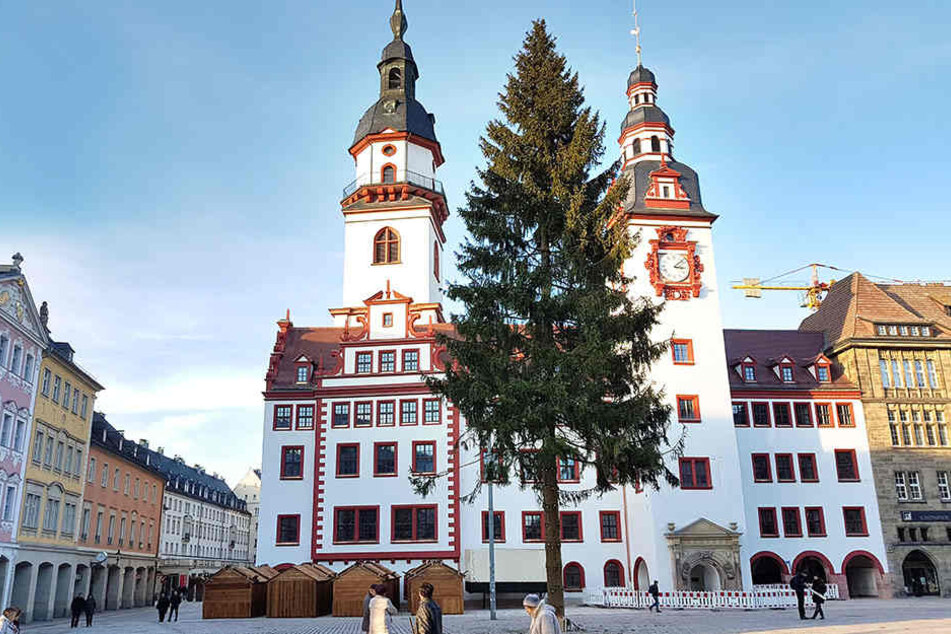Der Weihnachtsbaum lässt optisch zu wünschen übrig.