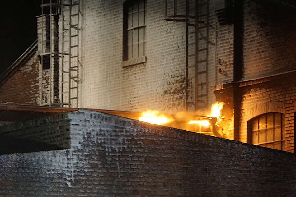 Die Flammen schlagen bereits aus dem Dach.