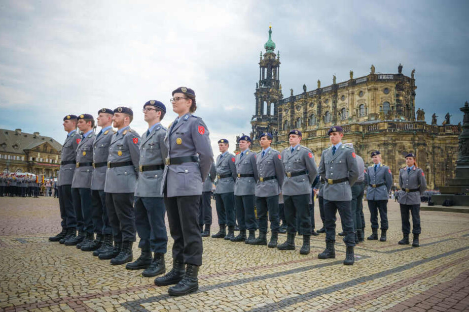 Beförderungsappell auf dem Dresdner Theaterplatz: Solche Veranstaltungen vor der
Semperoper sind nicht mehr außergewöhnlich, seitem die Offiziersschule des
Heeres an der Elbe besteht