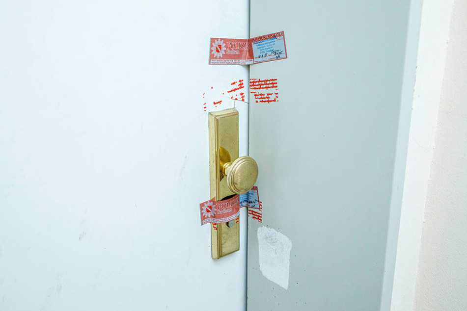 Nach der Tat versiegelte die Polizei die Wohnung in Weißig.