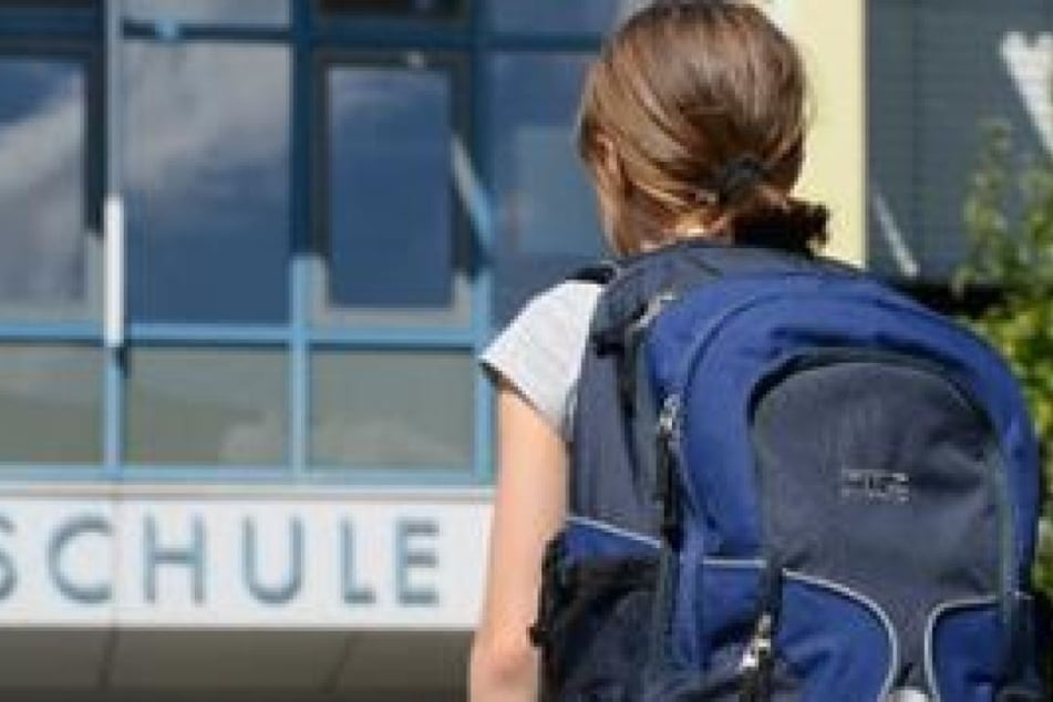 Das Mädchen konnte nicht in die Schule rein, da sie zu hatte. Doch ihre Eltern waren schon weg. (Symbolbild)