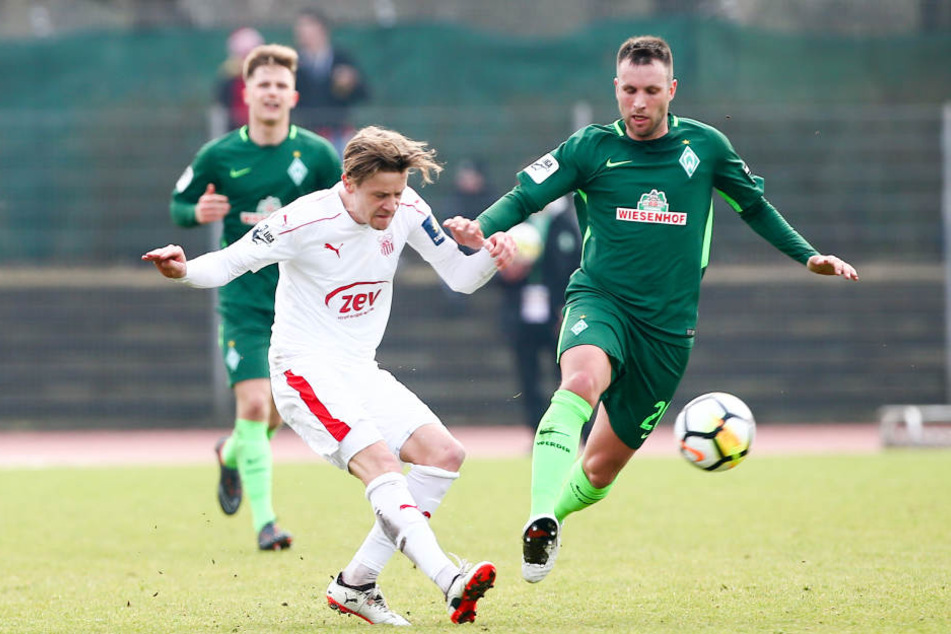 Bentley Baxter Bahn (l.) im Duell mit Marc-Andre Kruska (r.).