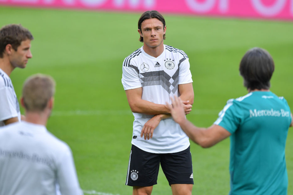 Aufmerksam lauscht Debütant Nico Schulz (25, Mitte) den Anweisungen von Jogi Löw (58).