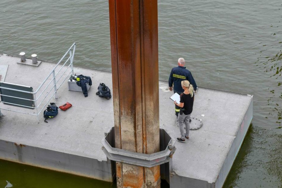 Die Leiche wurde an einem Ponton unterhalb der Herrenkrugbrücke entdeckt.