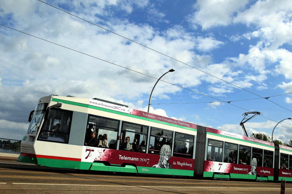Der Teenager wurde in einer Magdeburger Straßenbahn von zwei Männern beleidigt und zusammengeschlagen. (Symbolbild)