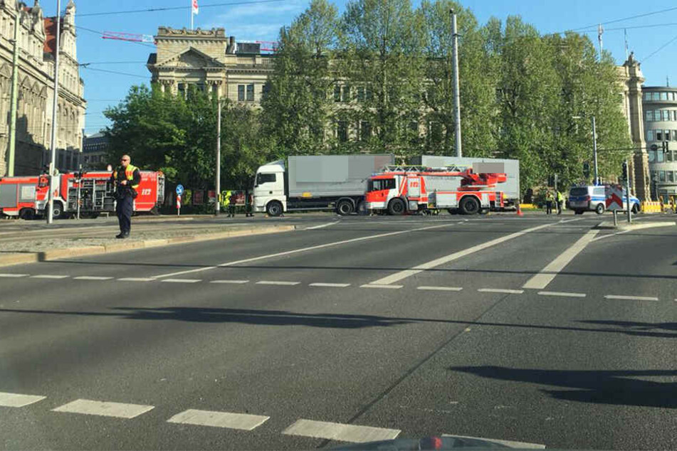 Der Innenstadtring musste auf Höhe des Wilhelm-Leuschner-Platzes stadtauswärts voll gesperrt werden.