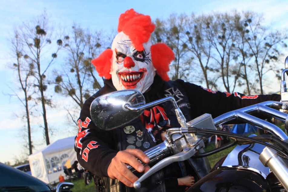 Ein 14-Jähriger hat in Berlin einen Horror-Clown erst mit einem Messer am Hals verletzt, ihm dann aber Erste Hilfe geleistet (Symbolbild).