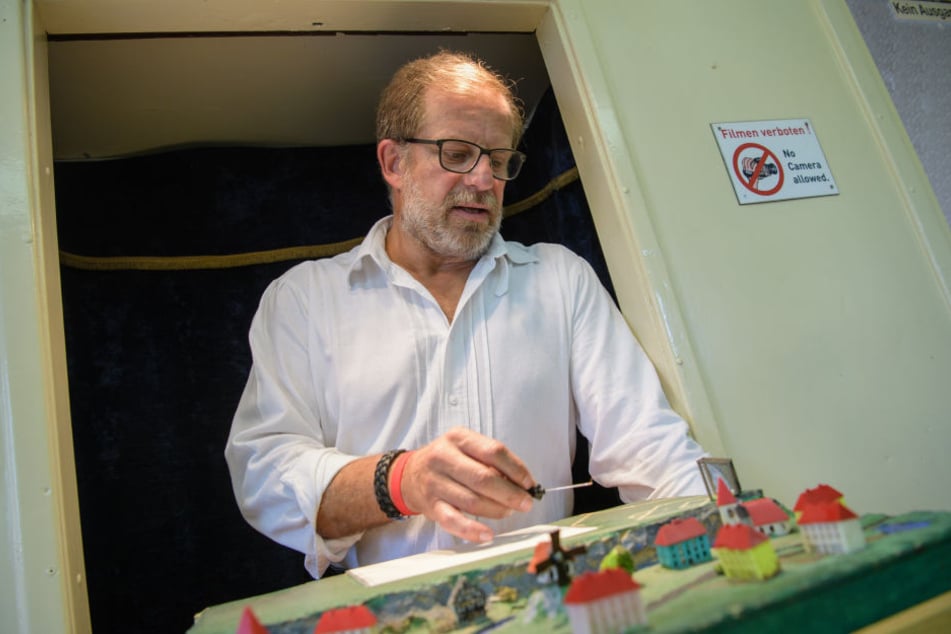 Robert Birk (55) trainiert Flöhe für seinen Flohzirkus.