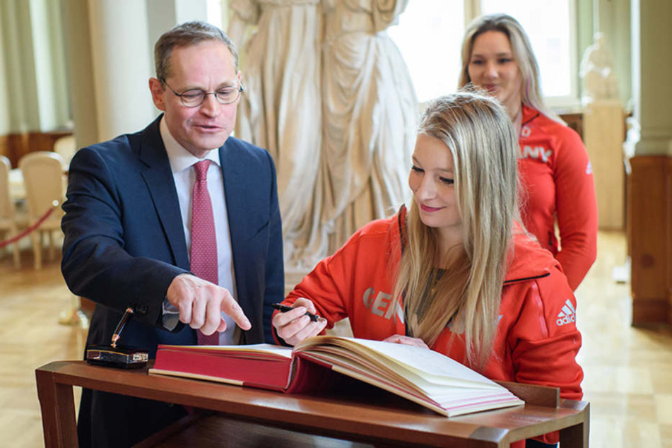 Michelle Uhrig, Eisschnellläuferin, trägt sich im Berliner Rathaus in das Buch der Stadt ein.