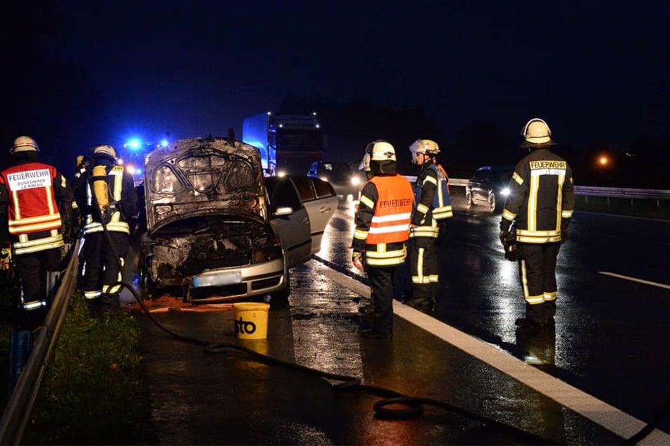 Die Feuerwehr hatte den Brand am VW schnell im Griff.