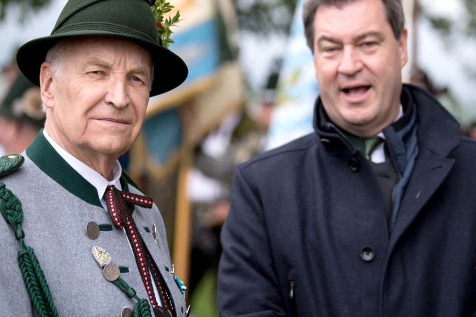 Edmund Stoiber (l.) kennt nach eigener Aussage den Grund für CSU-Tief. (Archivbild)