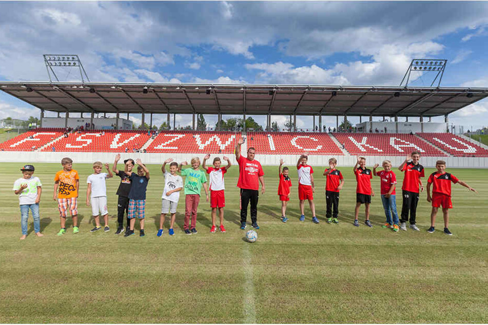 So jubeln die kleinen Kicker: Sie durften am Dienstag zur Premiere 20 Minuten lang auf dem Rasen ran.