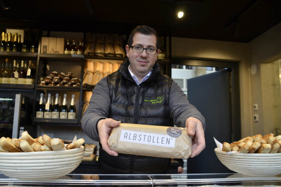 Francesco Dolcimascolo präsentiert den Albstollen. Er soll für 14,95 Euro zu haben sein.
