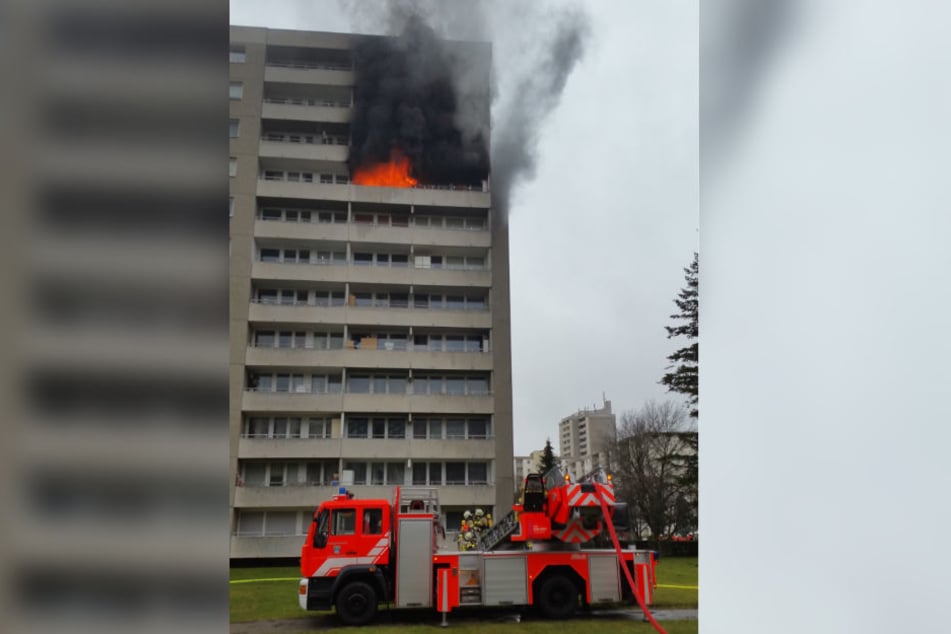 Die Feuerwehr steht vor dem brennenden Hochhaus in Puchheim.