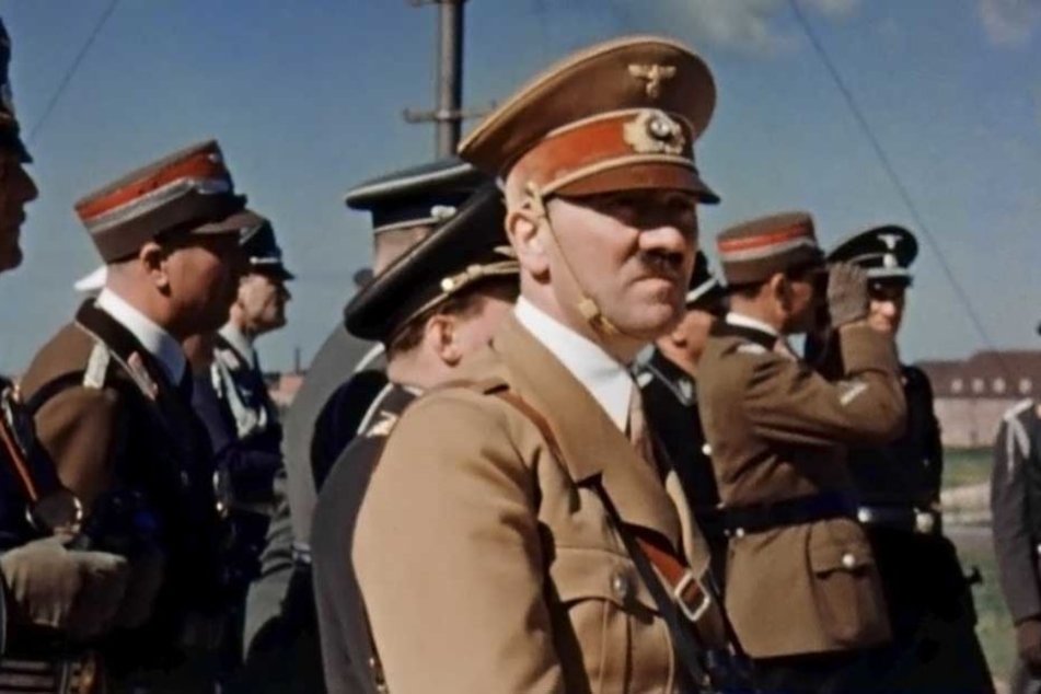 Adolf Hitler bei einem Luftwaffenmanöver auf dem Darß (1938).