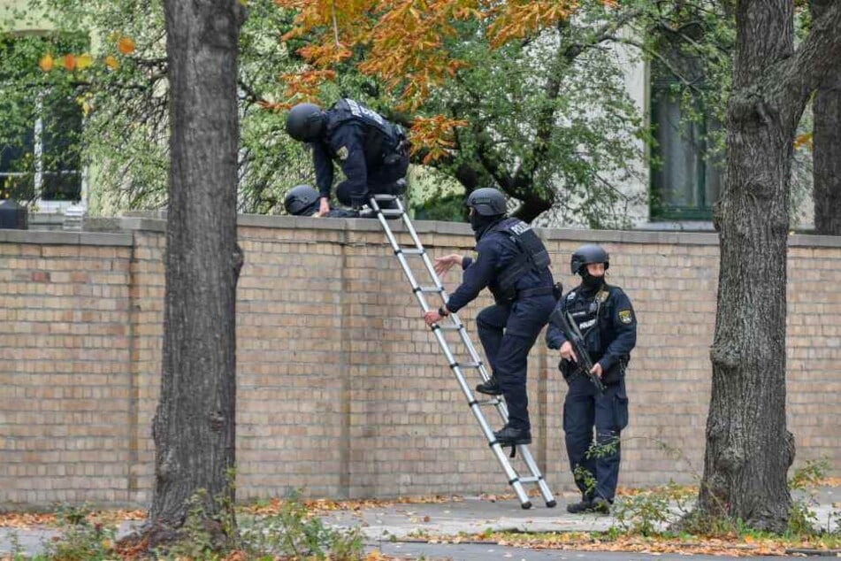 Einsatzkräfte am Tatort.