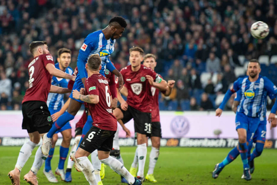 Jordan Torunarigha köpft das 1:0.