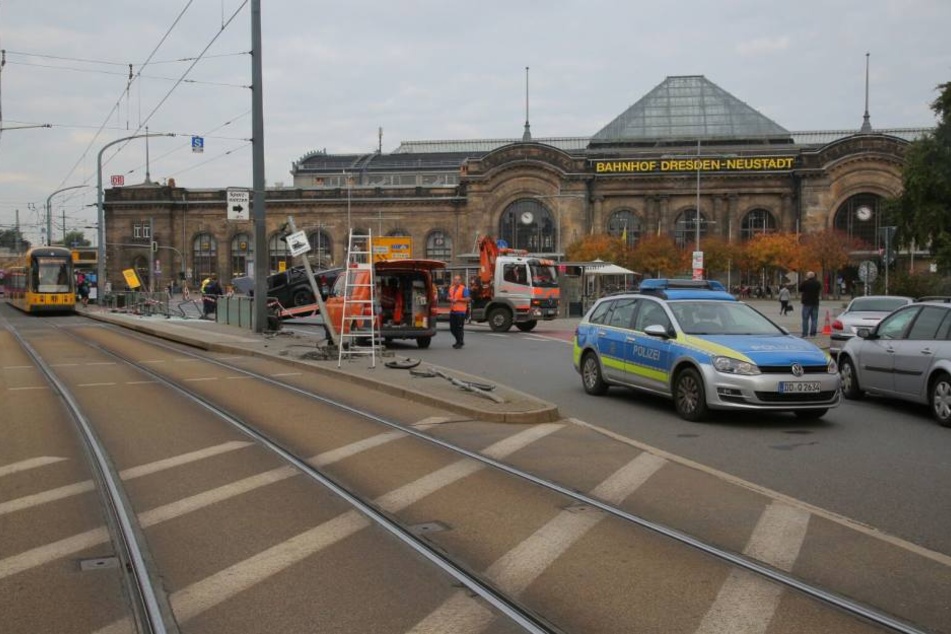Ein Bild der Verwüstung an der Haltestelle am Neustädter Bahnhof in Dresden.