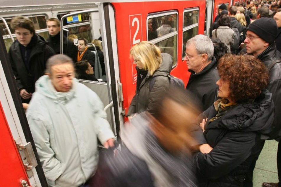 Passagiere beim Ein- und Aussteigen einer S-Bahn. Der Junge wurde von einem Erwachsenen nach dem Angriff einfach hinaus gestoßen. (Symbolbild)