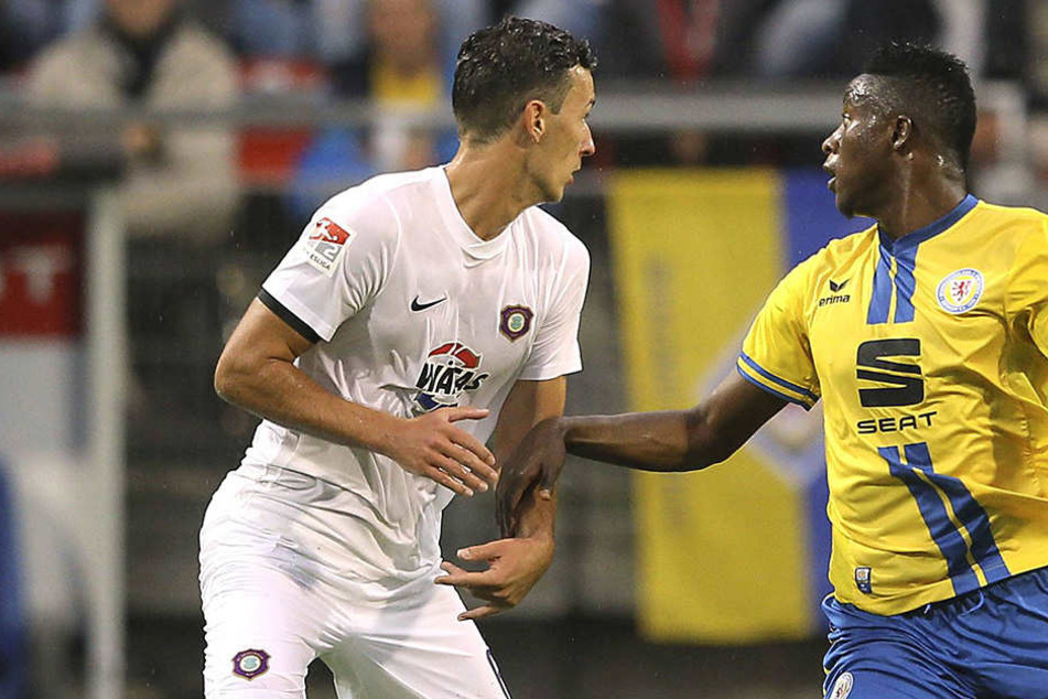 Dominik Wydra (l., hier gegen Suleiman Abdullahi) lieferte in Braunschweig eine starke Partie ab.