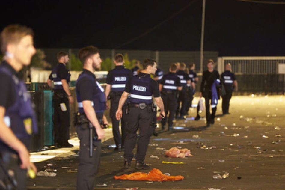 Eine große Anzahl an Sicherheitskräften durchsuchte nach dem Abbruch am Freitagabend das Gelände.