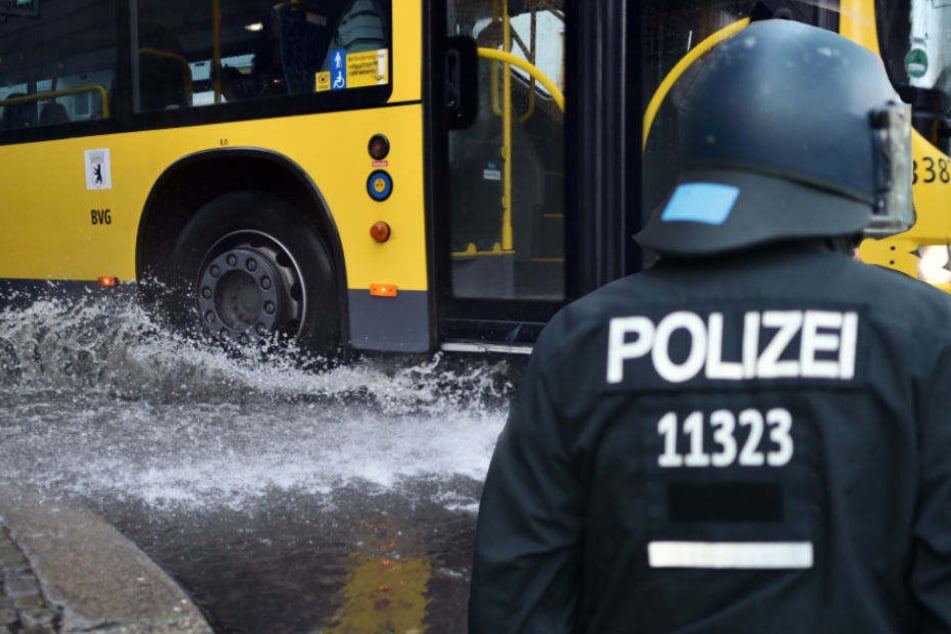 Polizisten nahmen in einem BGV-Bus einen mutmaßlichen Randalierer fest.