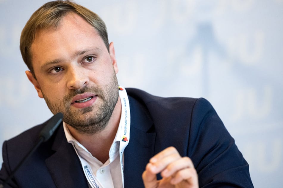 Stadtrat Alexander Dierks (31, CDU) akzeptiert nicht, dass Kaugummi aus Kostengründen kleben bleibt.