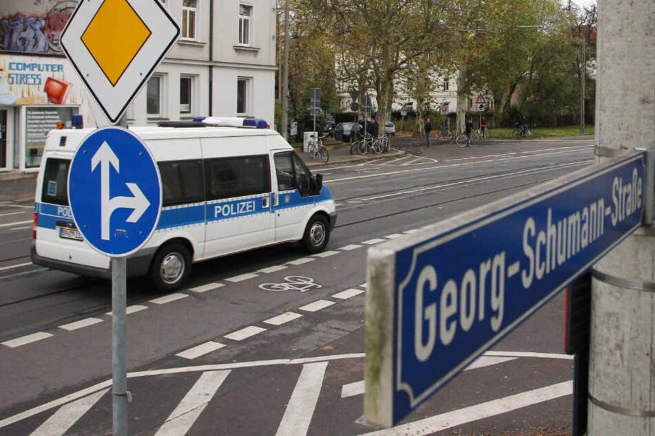Am Samstag wurde ein Mädchen auf der viel befahrenen Georg-Schumann-Straße von einem Kleintransporter erfasst.