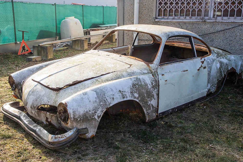 bu DAuch ein Karmann Ghia T14 (Baujahr 1973) hat hier seine letzte Ruhe gefunden.