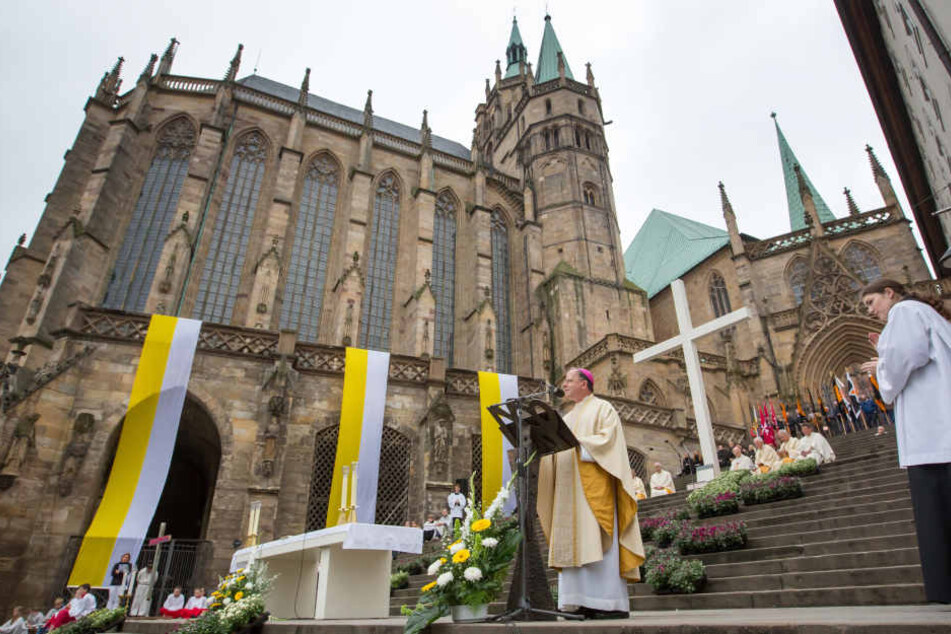 Bischof Ulrich Neymeyr vor dem Dom in Erfurt.