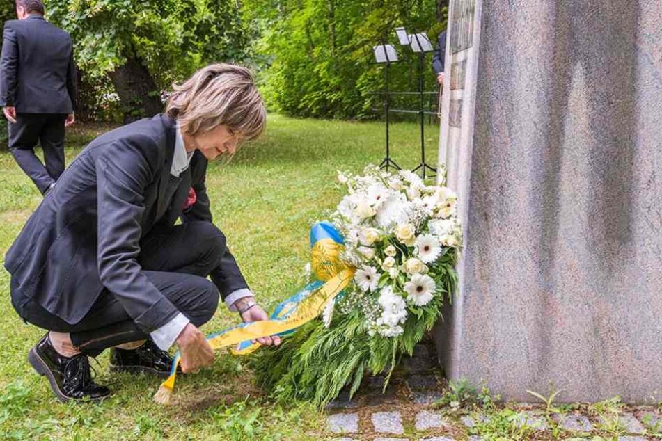 Oberbürgermeisterin Barbara Ludwig (55, SPD) bei der Kranzniederlegung an der
Gedenkstele.