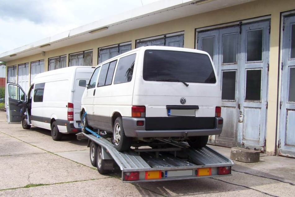 Von außen ein Kleintransporter, von innen ein illegaler Linienbus.