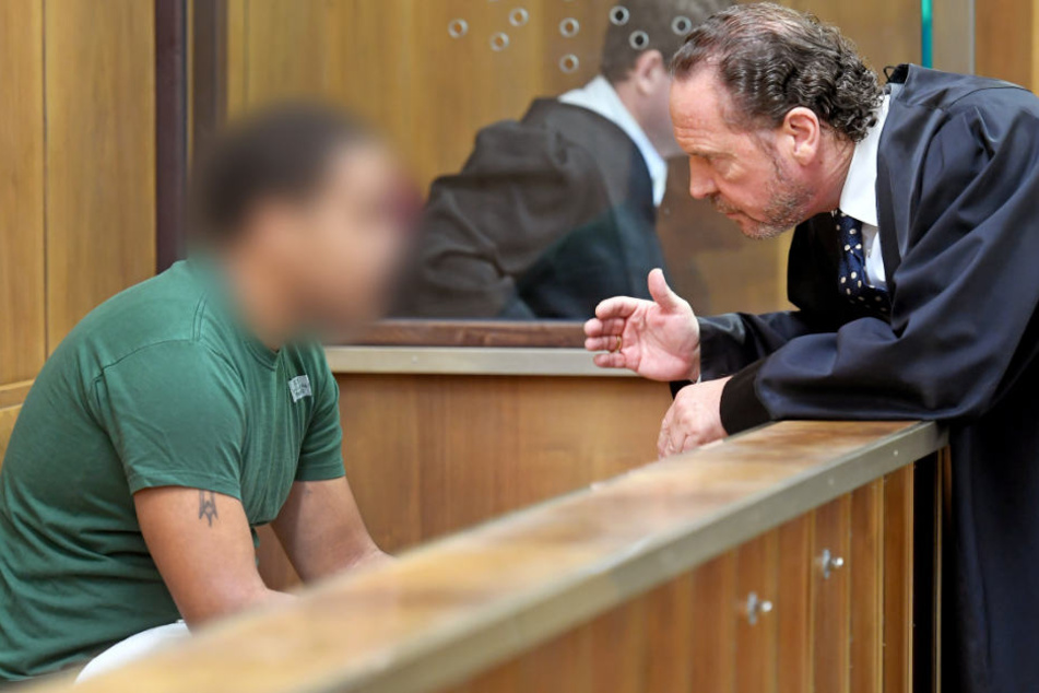 Der Angeklagte berät sich mit seinem Verteidiger Christian Neumann.