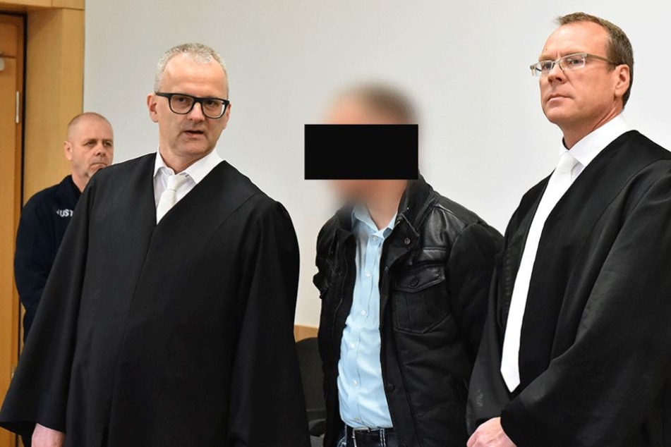 Der 34-Jährige Meik E. wartet mit seinen Anwälten Andreas Boine (l) und Jörg Neuber (r) auf den Prozessbeginn.