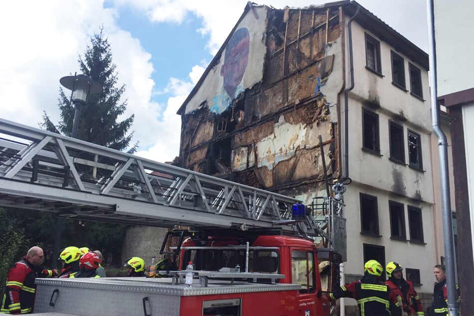 Das Haus brannte vollkommen aus. Eine 31-Jährige und ein bisher unbekannter Mann starben in den Flammen.