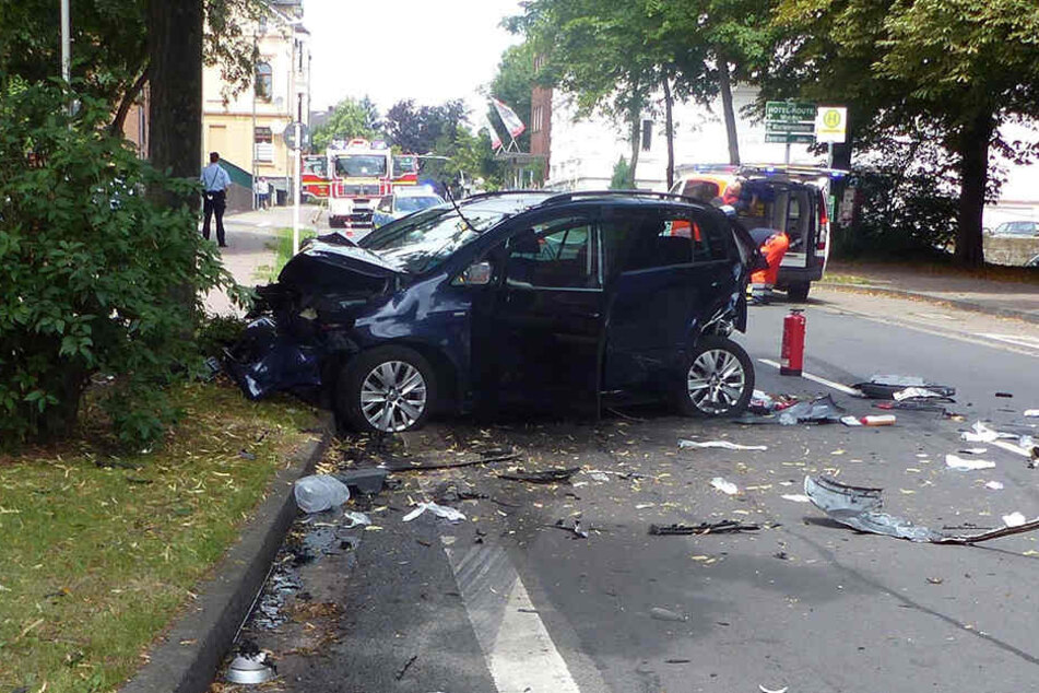 Der VW Golf wurde gegen einen Baum gedrückt.