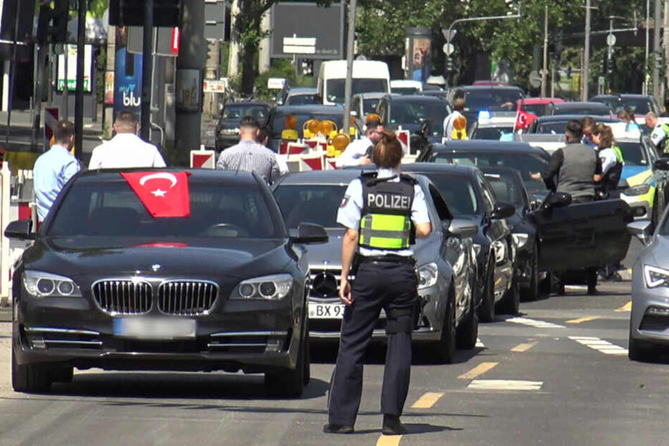 Laut Zeugen sollen mehr als acht Fahrzeuge an dem Korso beteiligt gewesen sein. (Symbolbild)